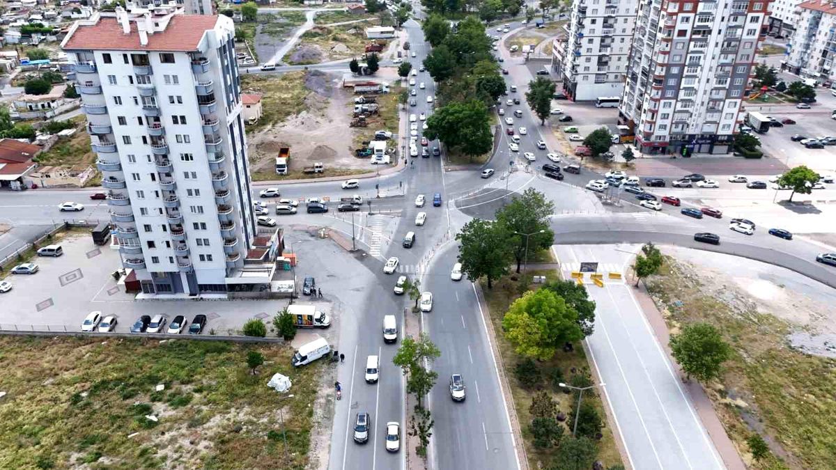 Kayseri'de YKS sınavı nedeniyle araçların yavaş ilerlediği trafik manzarası.
