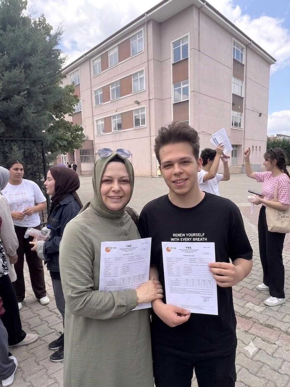 Seda Ersöz ve oğlu Emir Batın YKS sınavına aynı okulda giriyor.