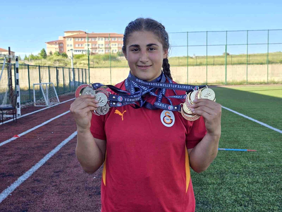 Yozgatlı genç atlet Emine Nur Bektaş'ın madalya töreninden bir görüntü.