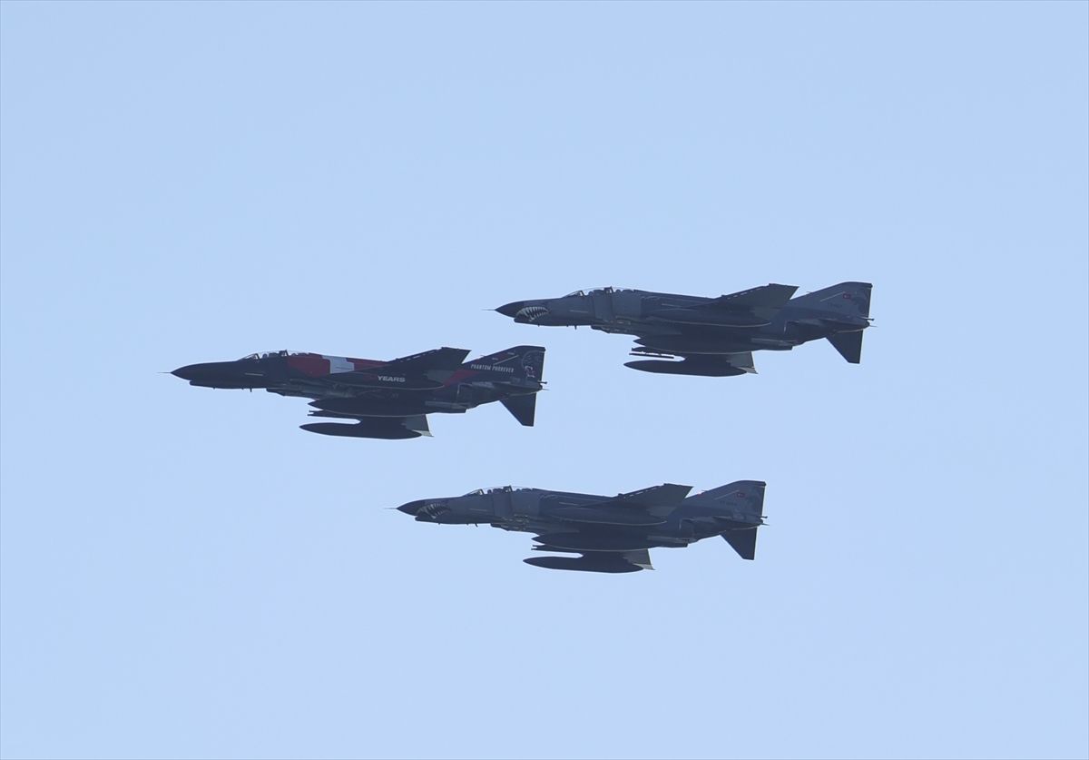 Zonguldak semalarında süzülen F-4 savaş uçakları.