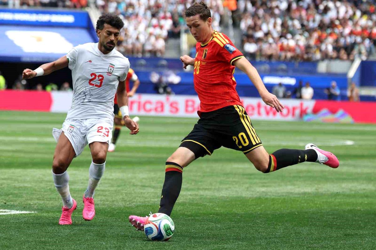 Belçika ve İran milli futbol takımlarının sahada mücadele ettiği bir an.