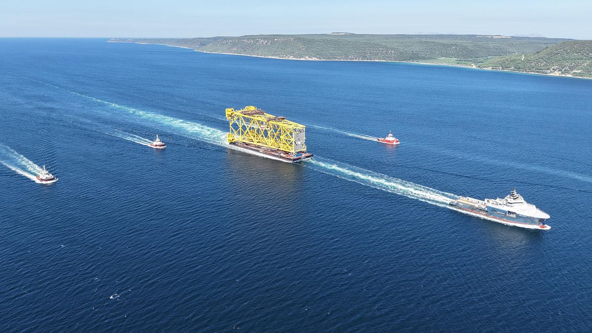 Çanakkale Boğazı'ndan 350 Metrelik Sondaj Platformu Geçiş Yaptı