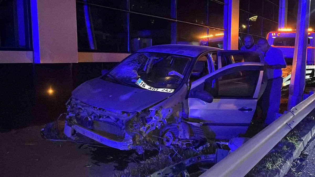 Amasya'dan Bursa'ya giden otomobilin karıştığı trafik kazası sonrası yol kenarındaki aydınlatma direğine çarpmış hali.