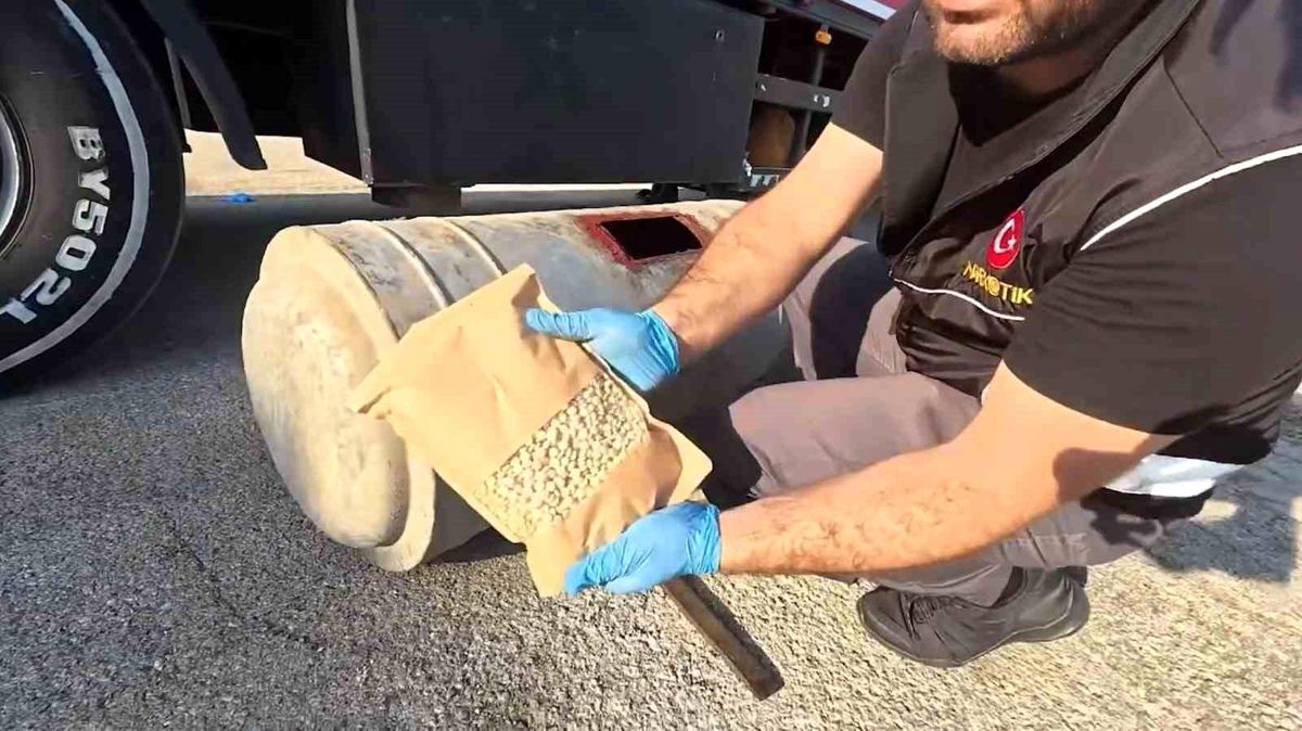 76 ilde düzenlenen operasyonlarda 1 ton 707 kilo uyuşturucu madde ile 2 milyonun üzerinde hap ele geçirildi