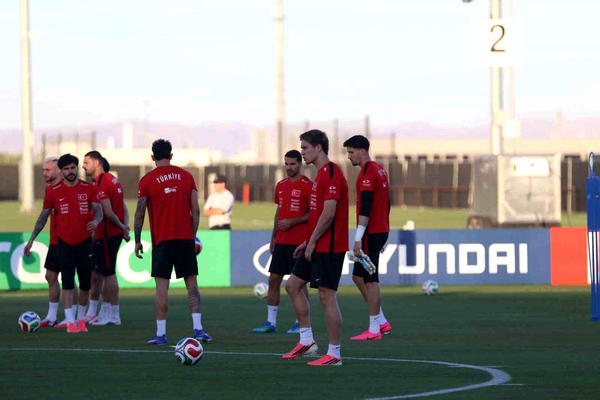 A Milli Futbol Takımı oyuncuları antrenman sırasında