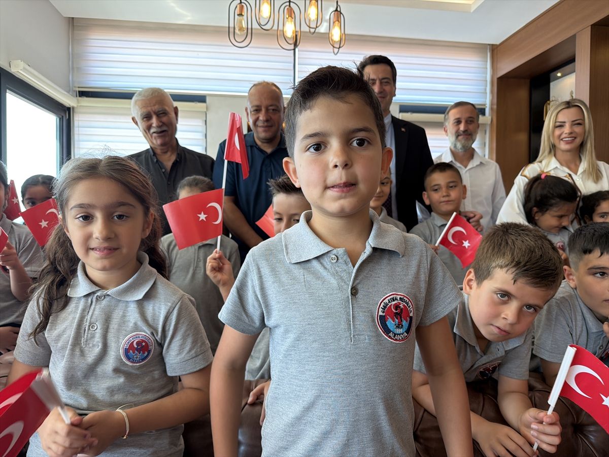 Alanya'da öğrenciler okul harçlıklarını Türk Silahlı Kuvvetleri Vakfına bağışladı