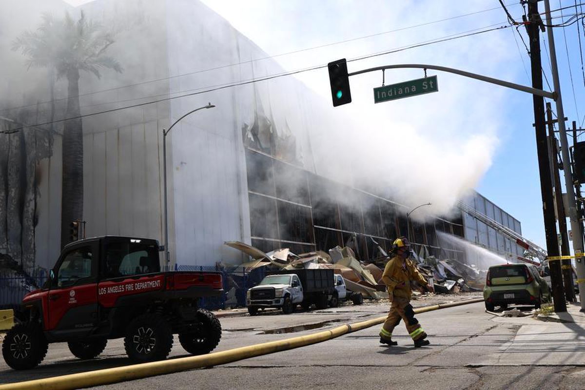 Los Angeles'ta süren depo yangınına itfaiye ekiplerinin müdahalesi