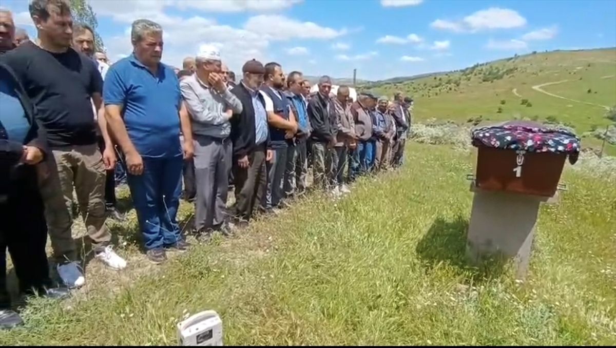 Ankara'nın Akyurt ilçesinde eşini bıçaklayarak öldürdüğü öne sürülen koca aranıyor