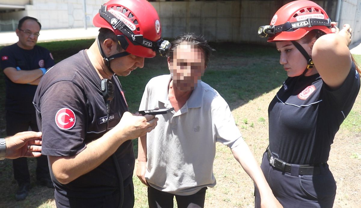 Antalya'da 112 Acil Çağrı Merkezi'ni arayan bir kişi, anne ve babasının yağmur suyu giderine düştüğünü ihbar etti.