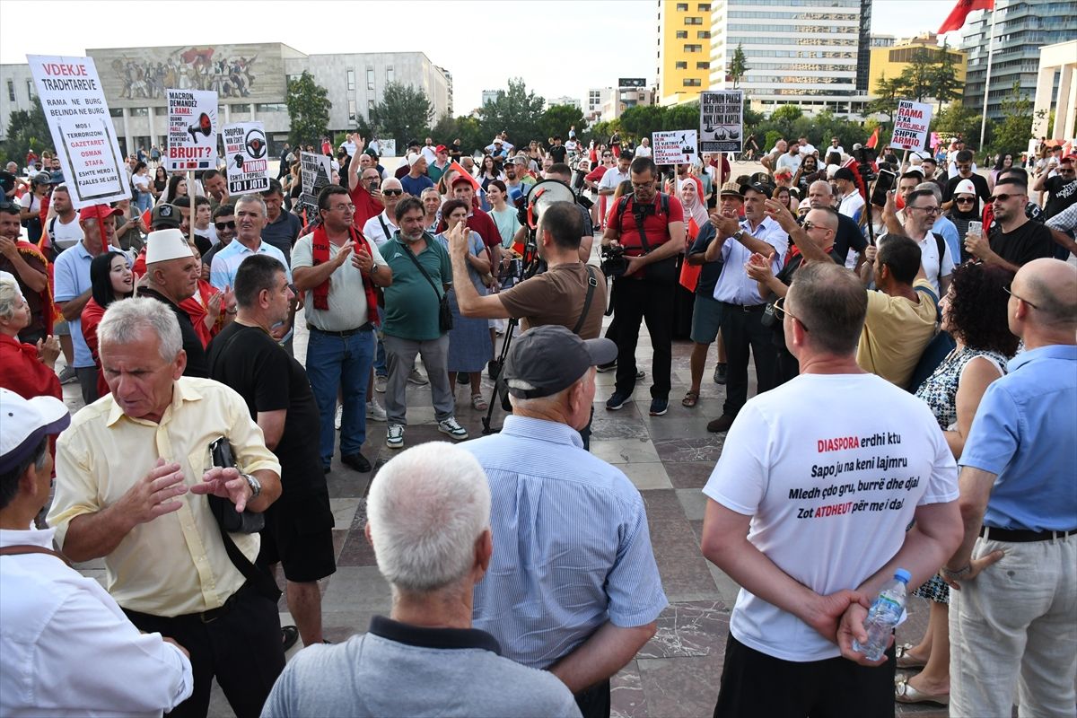 Arnavutluk'un Avlonya kentindeki Zvernec bölgesinde turizm projesine karşı yapılan protestolardan bir görüntü.