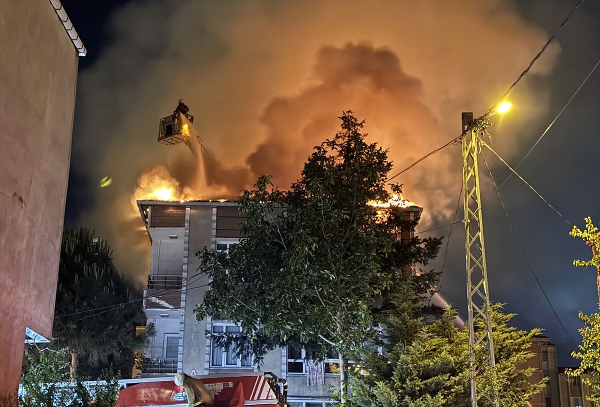 Avcılar'da 3 katlı binanın çatısında çıkan yangın söndürüldü
