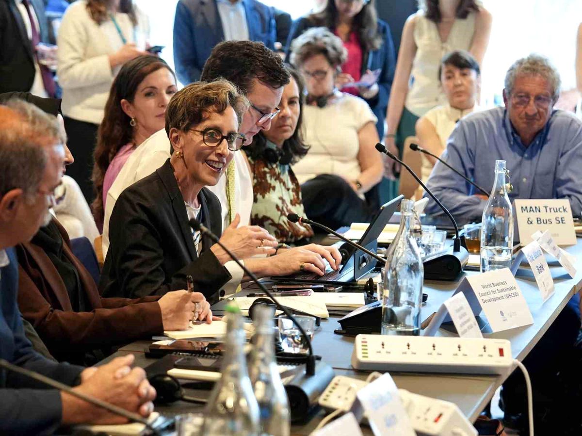 Çevre, Şehircilik ve İklim Değişikliği Bakanı Murat Kurum'un Londra'daki COP31 İş Dünyası Forumu'nda konuşma yaparken çekilmiş bir fotoğrafı.