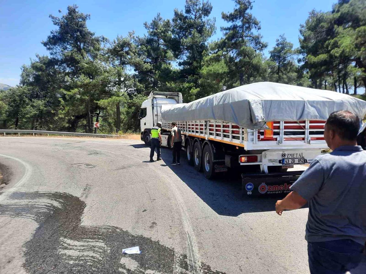 Balıkesir'de tıra arkadan çarpan otomobil takla attı: 4 yaralı