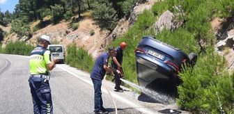 Balıkesir'de tıra çarparak şarampole devrilen otomobildeki 4 kişi yaralandı