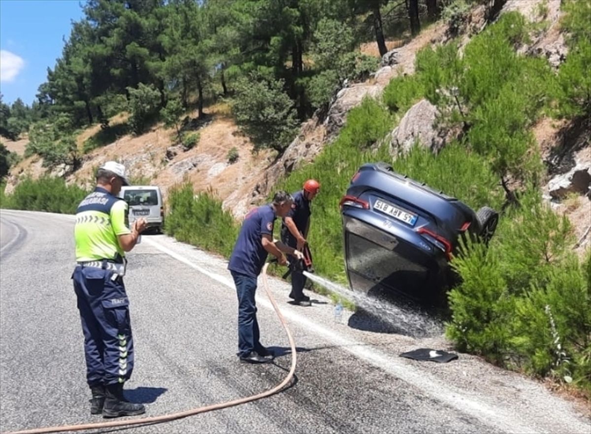 Balıkesir'de tıra çarparak şarampole devrilen otomobildeki 4 kişi yaralandı