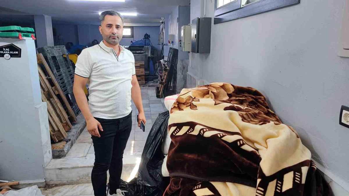 Adana'da halı yıkamacı Mehmet Emin Evşin, battaniyede bulduğu 20 bin lirayı sahibine teslim ederken