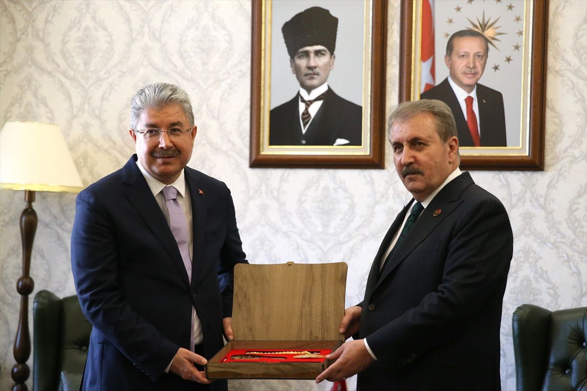 BBP Genel Başkanı Mustafa Destici açıklama yaparken