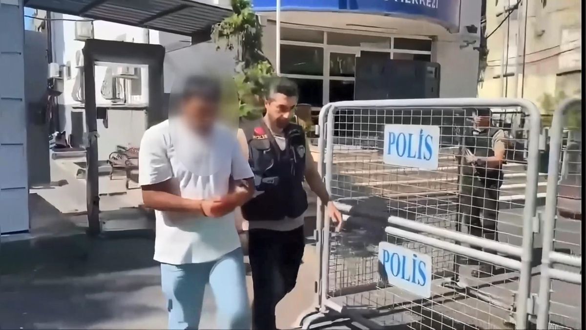 Beyoğlu'nda bir kişinin eski eşiyle ilişkisi olduğunu iddia ettiği kişiyi silahla vurduğu olayda yaralanan şahsın hastaneye kaldırılması.