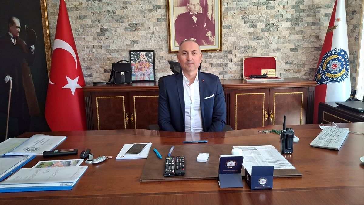 Beypazarı Emniyet Müdürlüğü ekipleri turistlere yardımcı oluyor