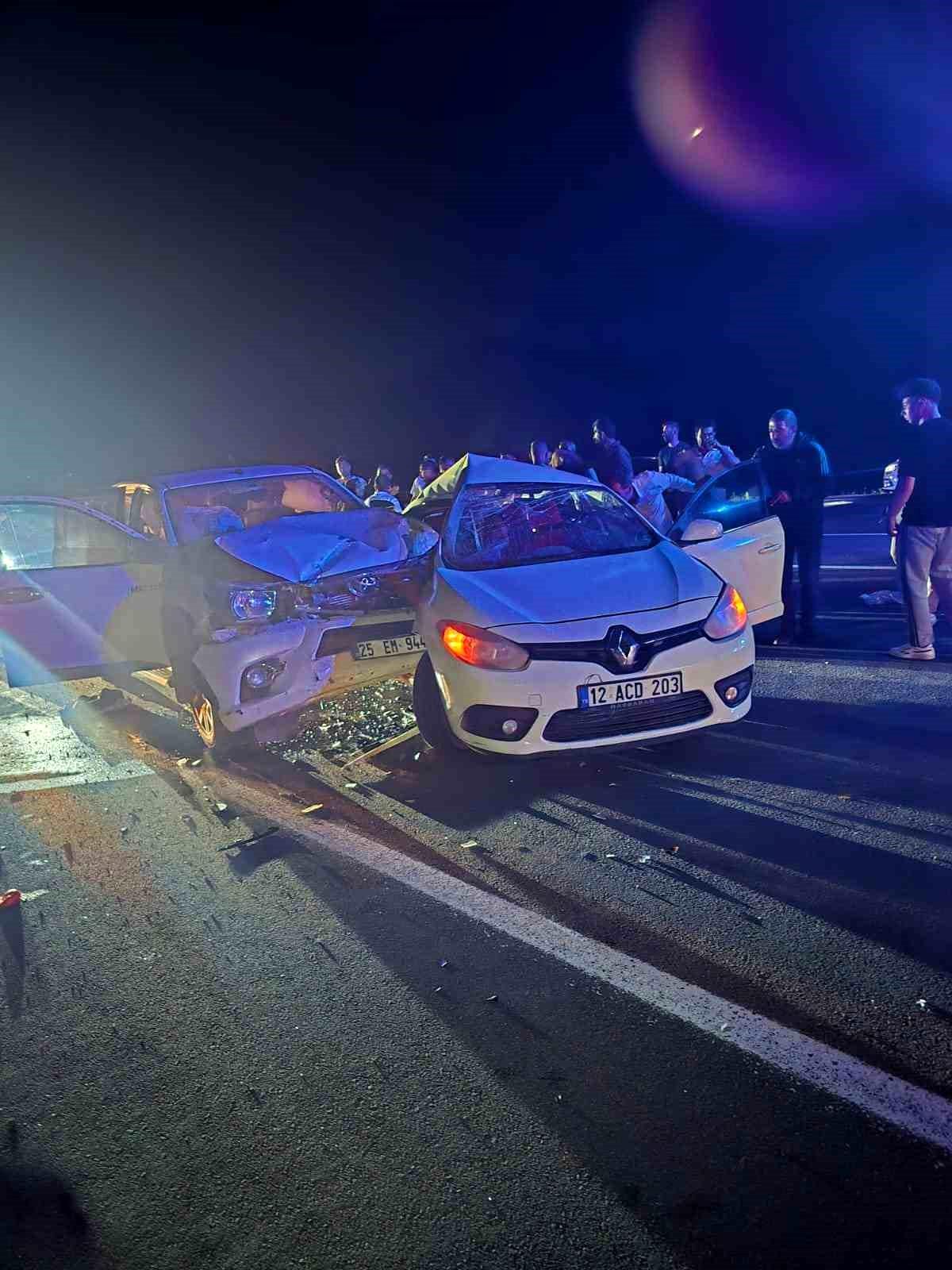 Bingöl'ün Genç ilçesinde meydana gelen trafik kazasında çarpışan otomobil ve pikap.