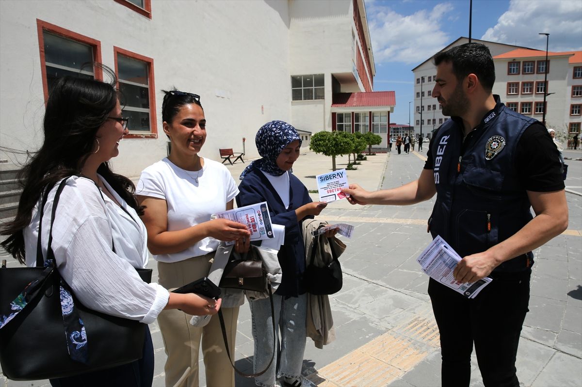 Bitlis'te çocuklar ve gençler siber risklere karşı bilinçlendiriliyor