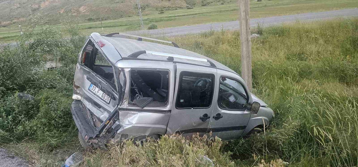 Bitlis'in Tatvan ilçesinde meydana gelen trafik kazasında araçlar çarpıştı.