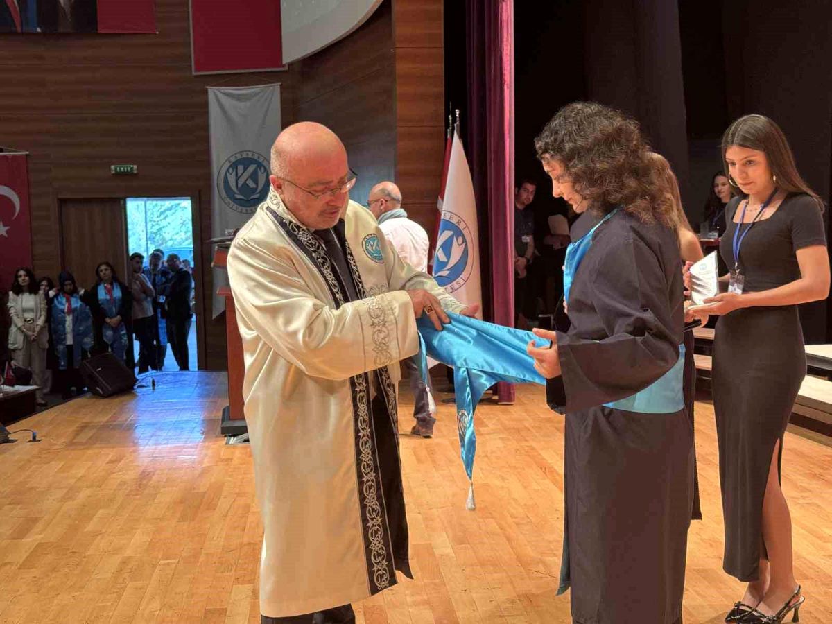Kayseri Üniversitesi mezuniyet töreninde şed kuşanma merasimi