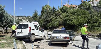 Burdur'da hafif ticari araçla otomobilin çarpıştığı kazada 5 kişi yaralandı