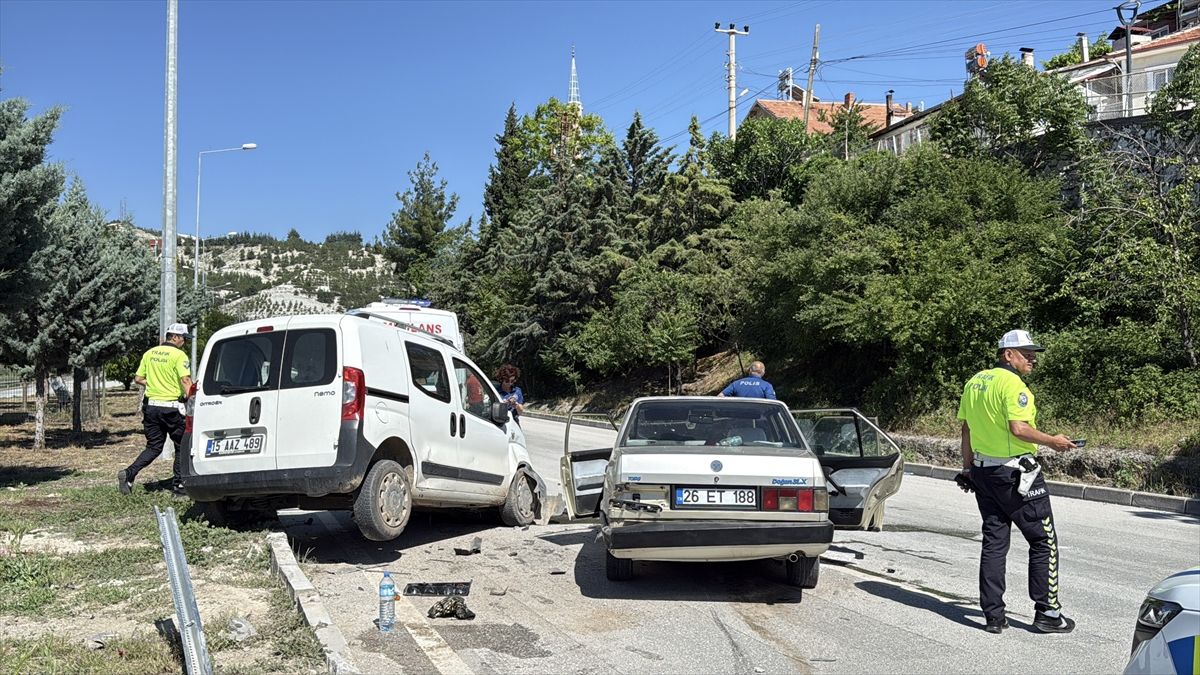 Burdur'da hafif ticari araçla otomobilin çarpıştığı kazada 5 kişi yaralandı