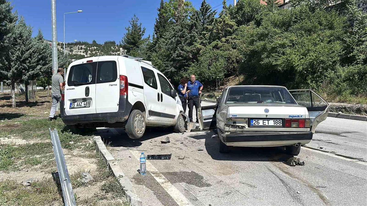 Burdur'da otomobil ile hafif ticari araç çarpıştı: 5 yaralı
