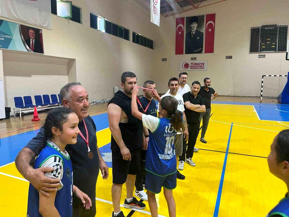 Burhaniye'de Babalar Günü basketbol etkinliğinde sporcular ve babaları sahada mücadele ediyor.