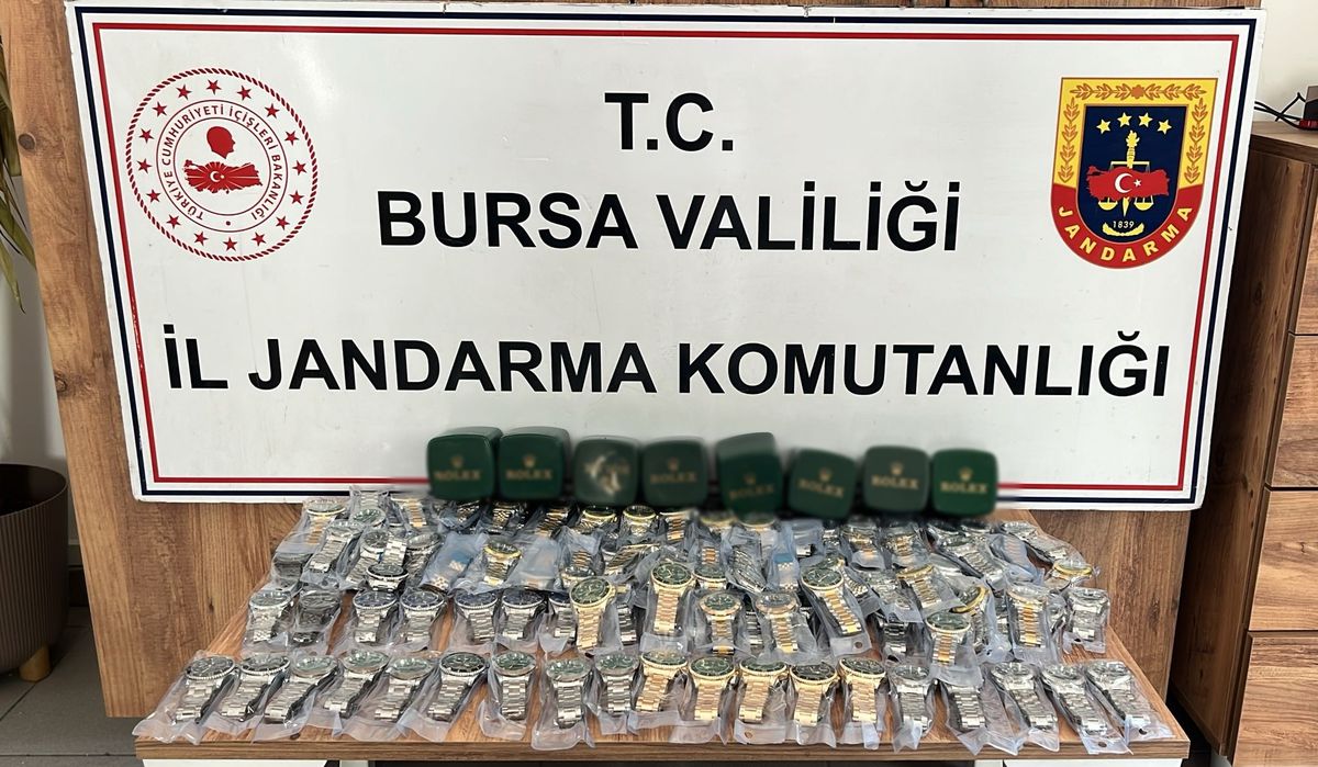Bursa'da 2,5 milyon liralık kaçak saat ele geçirildi; 1 gözaltı