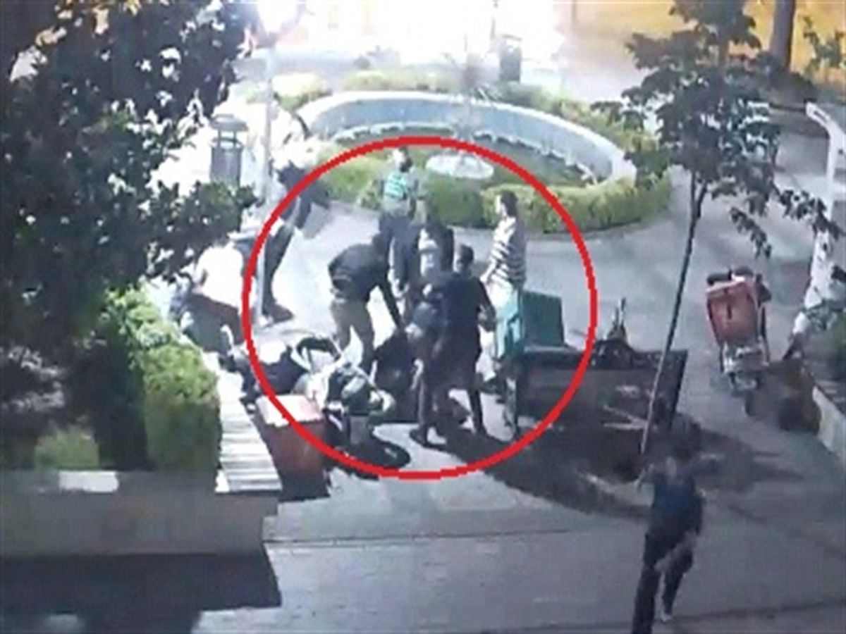 İnegöl'de yaşanan motokurye ve gıda işletmecisi kavgası sonrası polis ekiplerinin olay yerinde inceleme yapması.