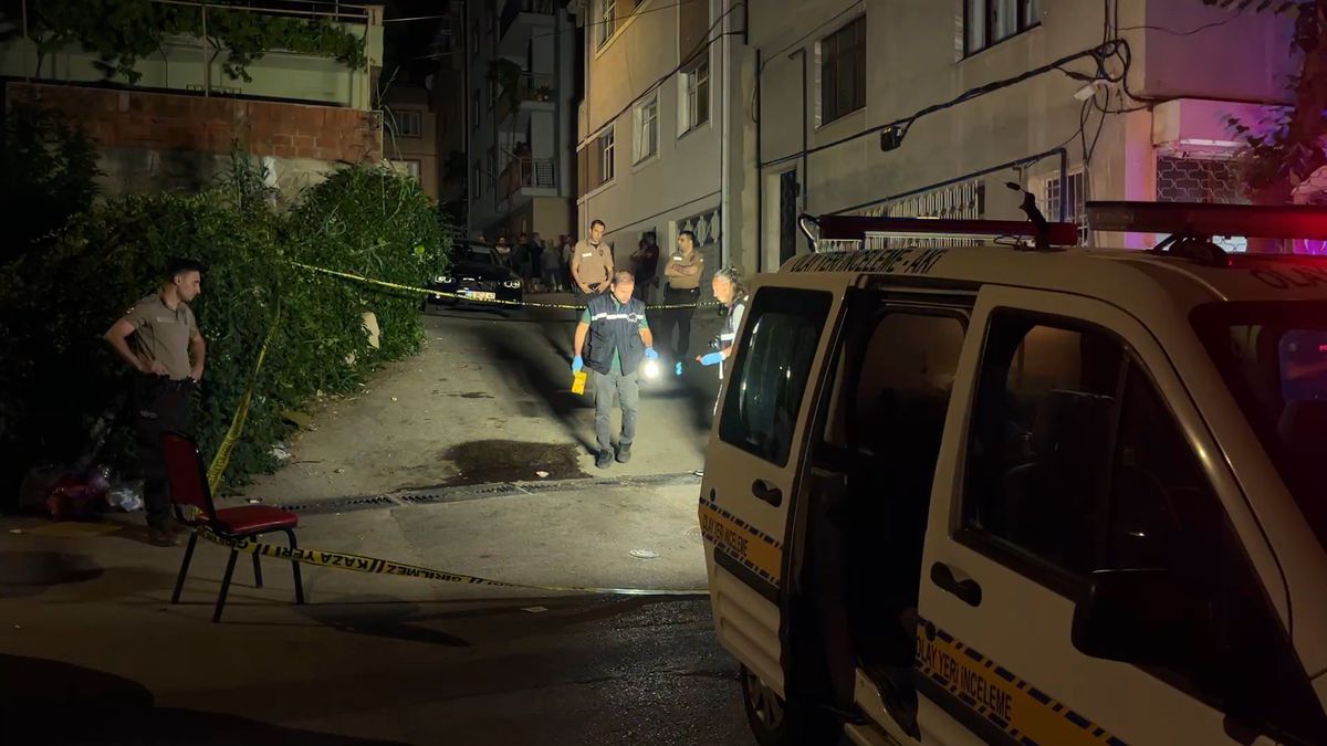 Bursa'da kahvehane önünde çıkan silahlı kavgada yaralılar olduğu an.
