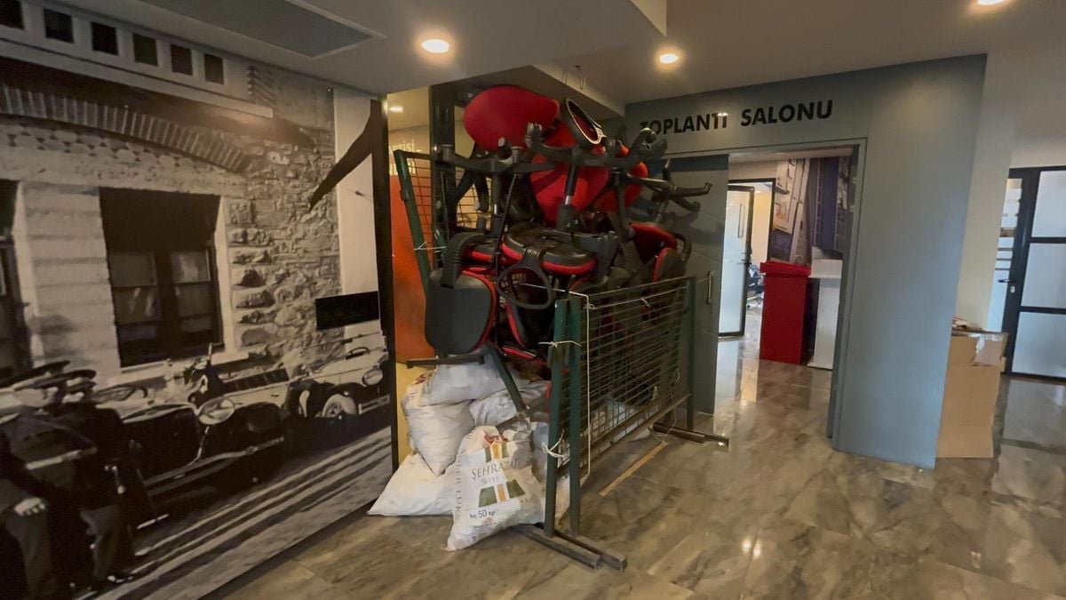CHP Bursa İl Başkanlığı binası önünde kurulan barikat.