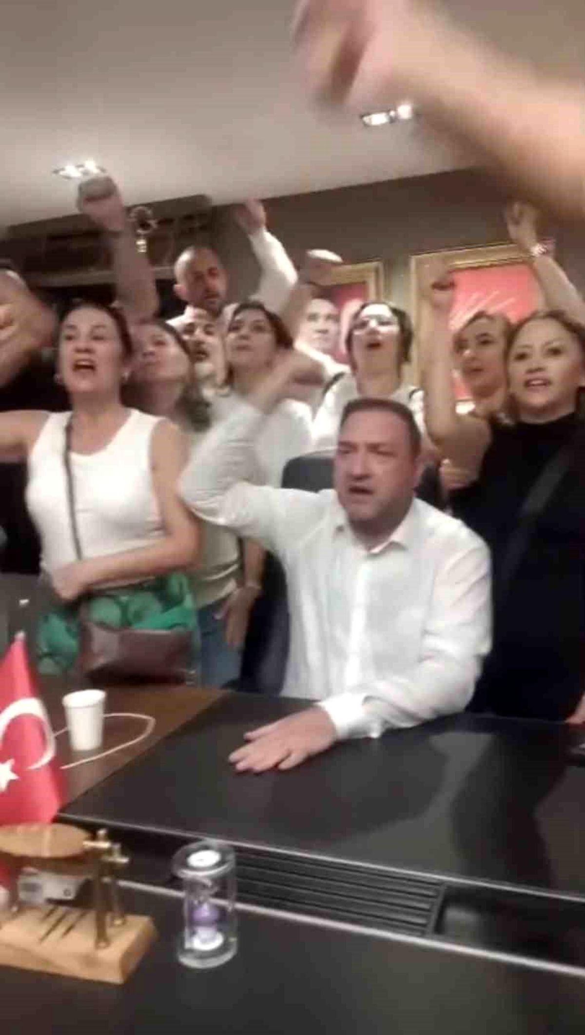 İzmir'de parti binası önünde toplanan kalabalık ve güvenlik güçleri.