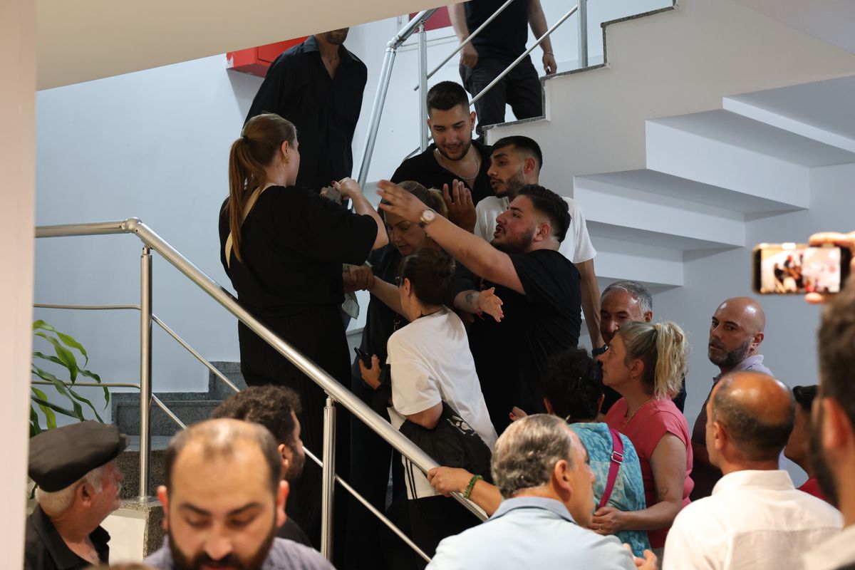 CHP İzmir İl Başkanlığı binası önünde yaşanan gerginlik anı.
