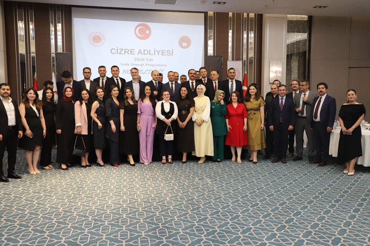 Cizre Adliyesi'nde görev yeri değişen hakim ve savcılar için düzenlenen veda programından bir görüntü.
