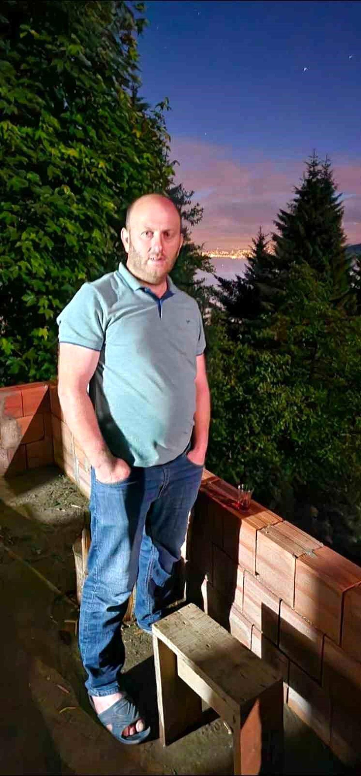 Trabzon'da denizde boğulma tehlikesi geçiren oğlunu kurtarmak için suya giren babanın hayatını kaybettiği olayla ilgili görsel.