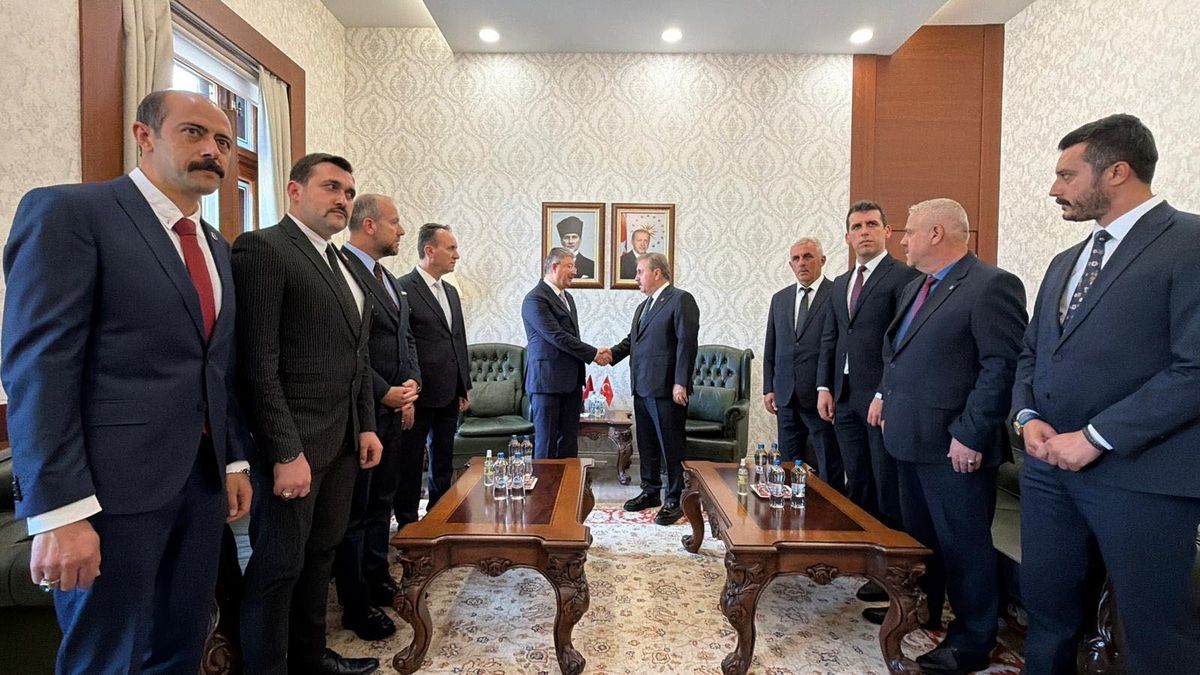 BBP Genel Başkanı Mustafa Destici konuşma yaparken