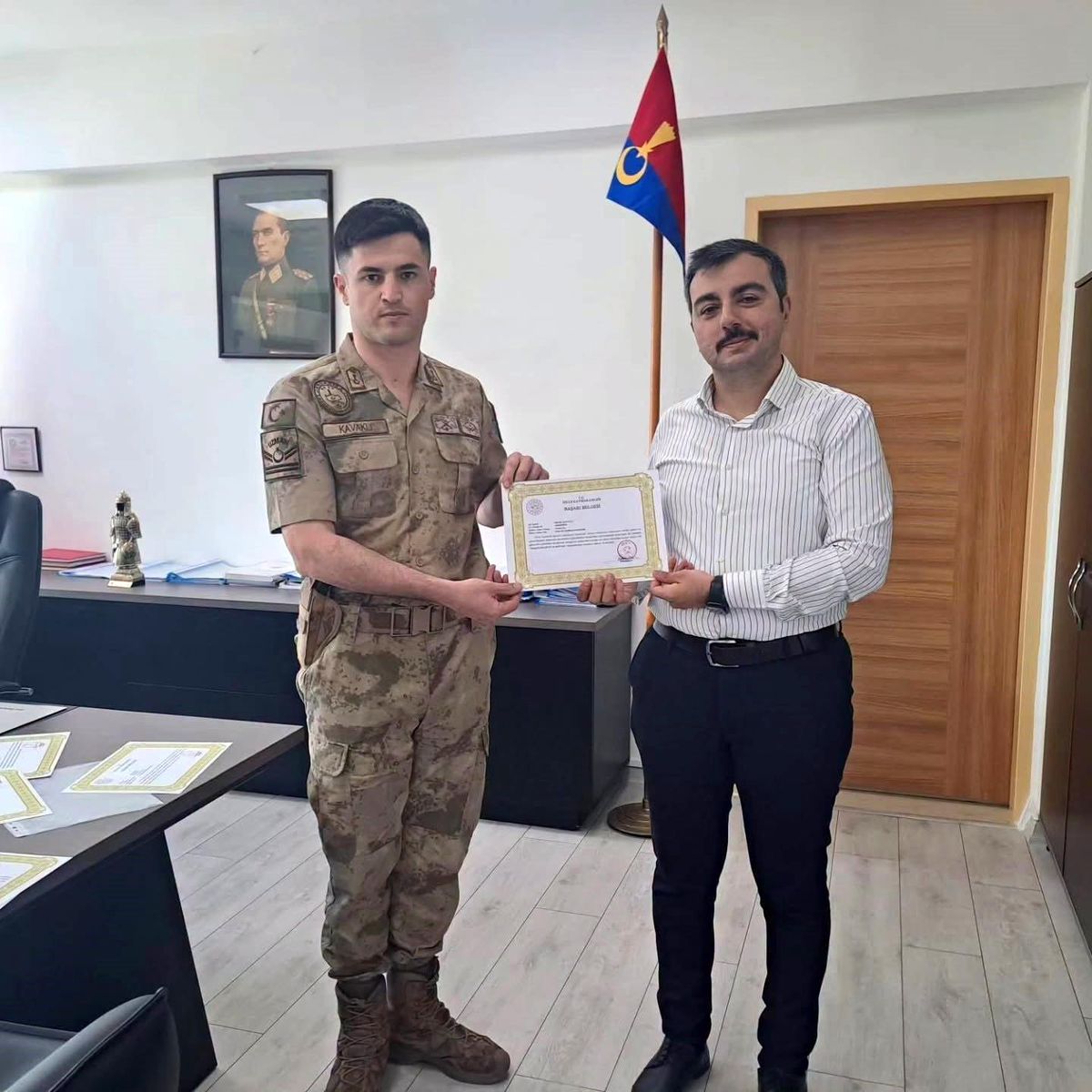 Dicle Kaymakamı Atış'tan başarılı jandarma personeline belge