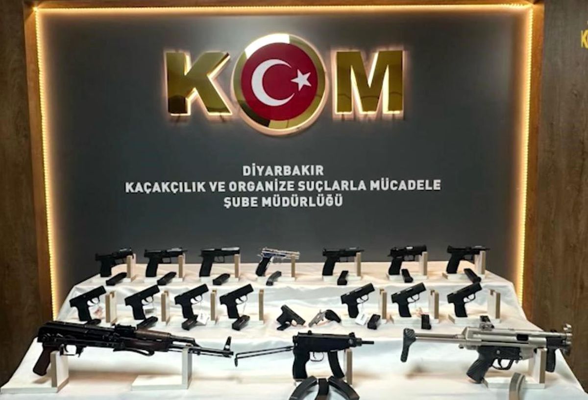 Diyarbakır'da bir otomobilin gizli bölmelerinden çok sayıda silah çıkartıldı
