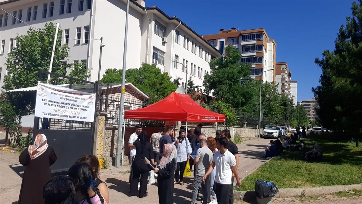 Diyarbakır'da YKS'ye giren öğrenci ve ailelerine su ikram edildi