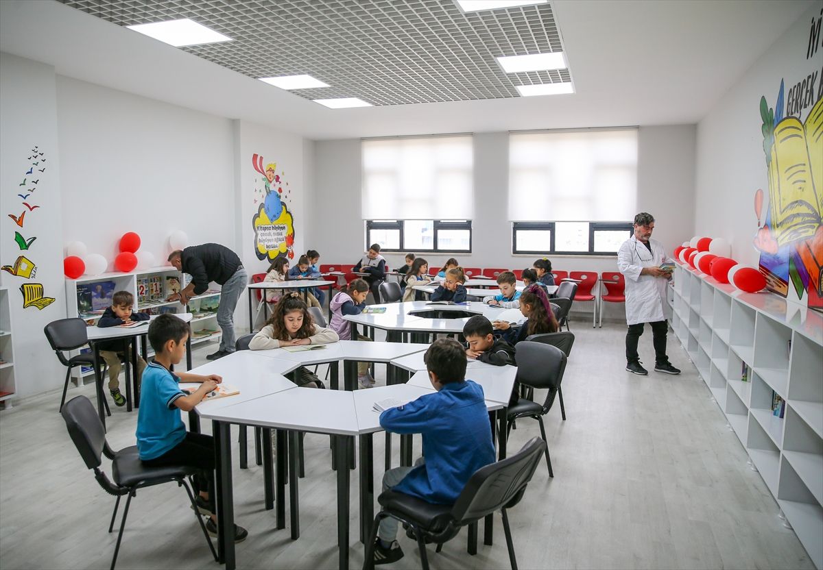 Diyarbakırlı eğitim gönüllüsü yazar 5 yılda onlarca okula kütüphane kazandırdı