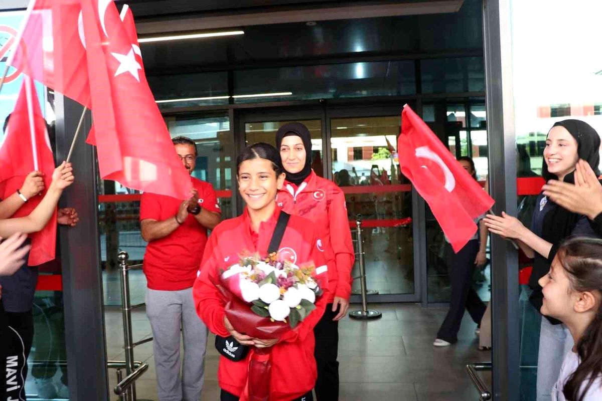 Dünya Şampiyonu Ayşegül Açık'a coşkulu karşılama