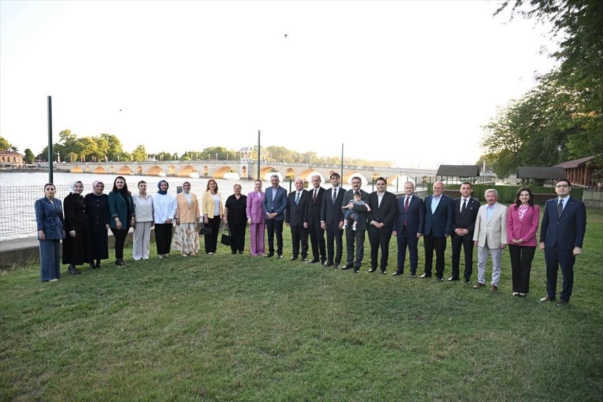 Edirne Valisi Yunus Sezer, görev yeri değişen vali yardımcıları ve kaymakamlara başarı belgelerini takdim ediyor.