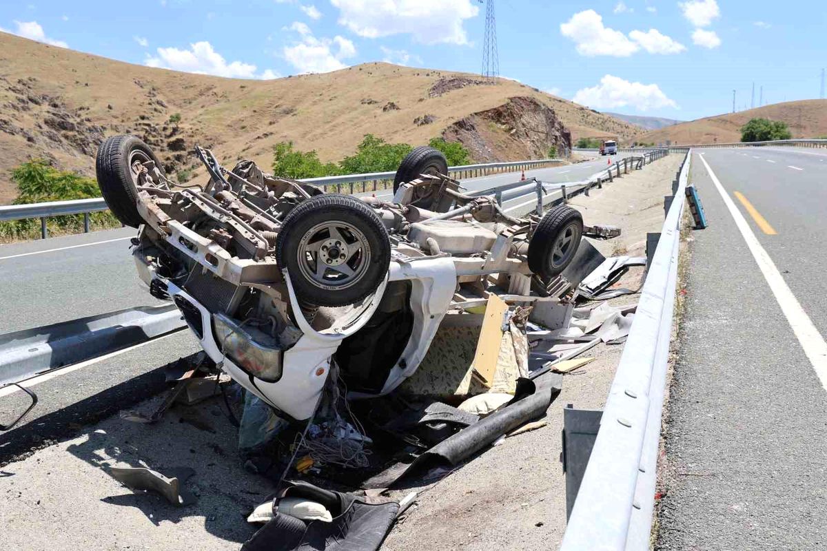 Elazığ-Diyarbakır karayolunda kaza yapan kamyonet