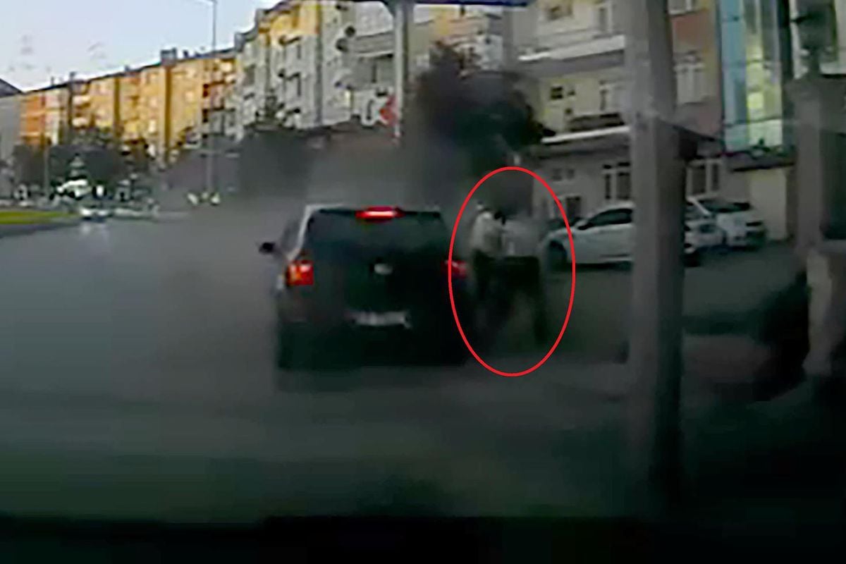 Erzurum'da otomobilin altında kalmaktan son anda kurtuldular; o anlar kamerada