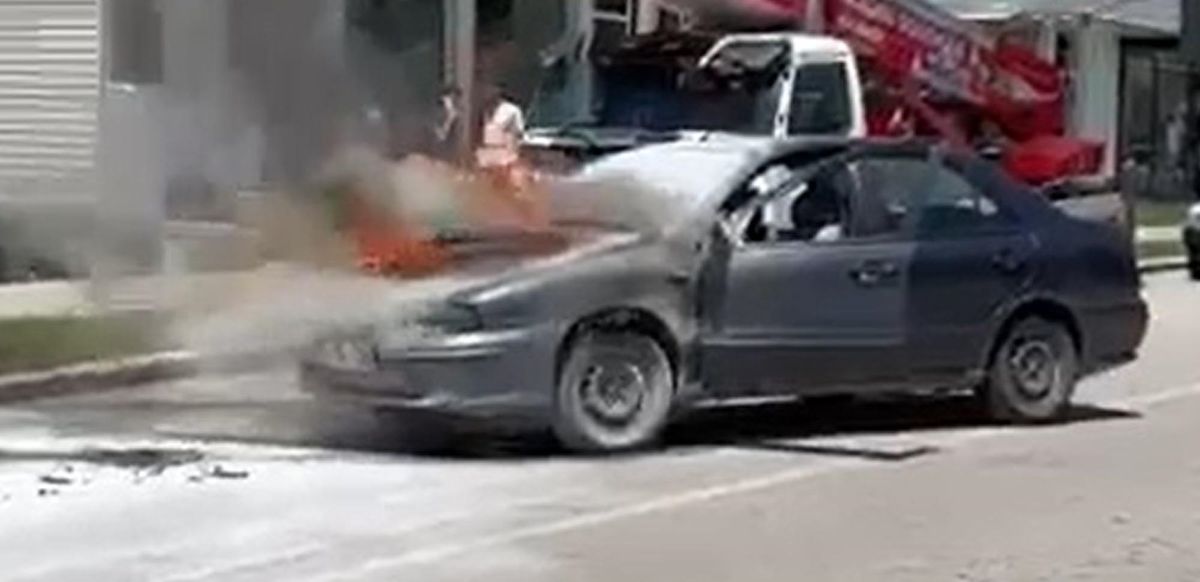 Erzurum'da yanan otomobile itfaiye müdahalesi