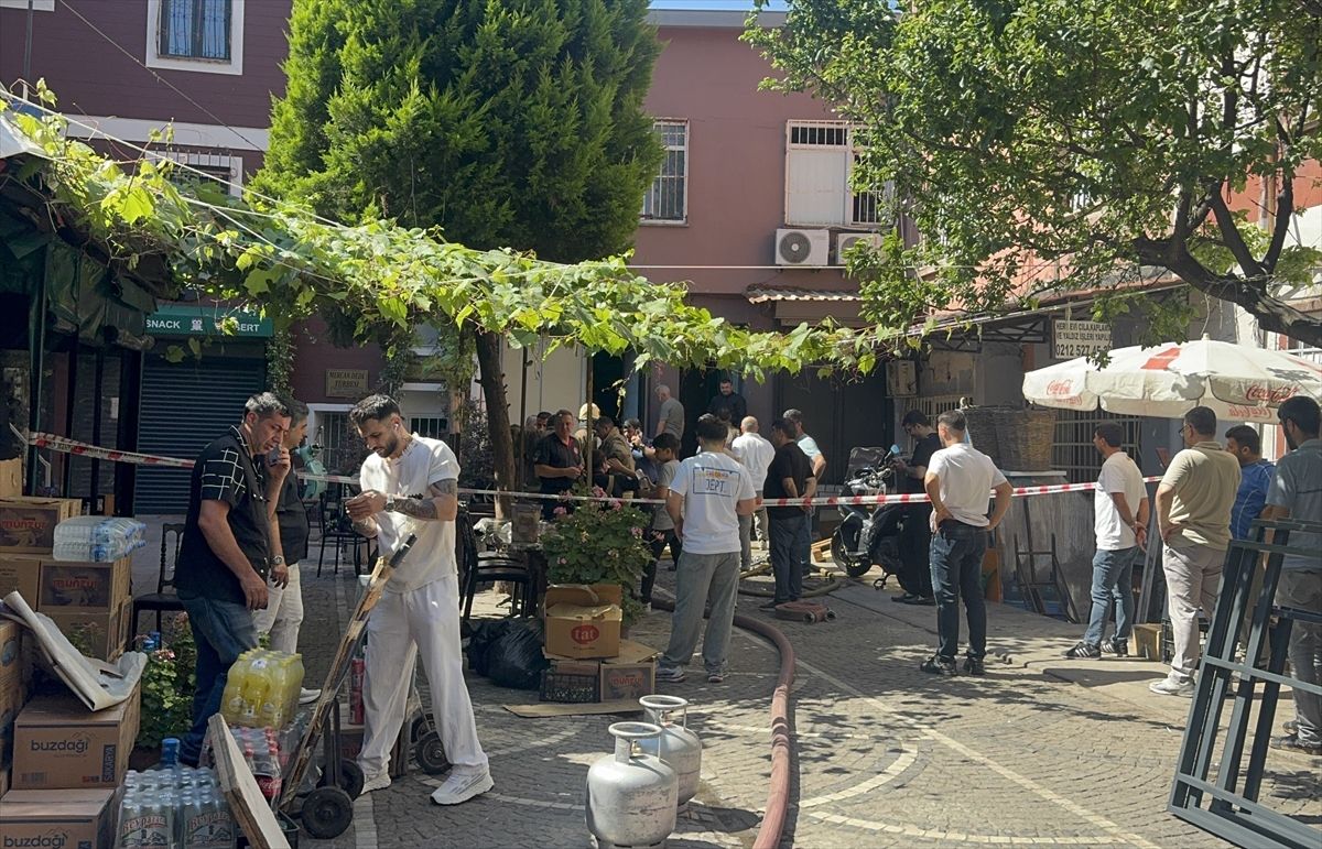 Fatih'te tekstil atölyesinde çıkan yangında 2 kişi dumandan etkilendi